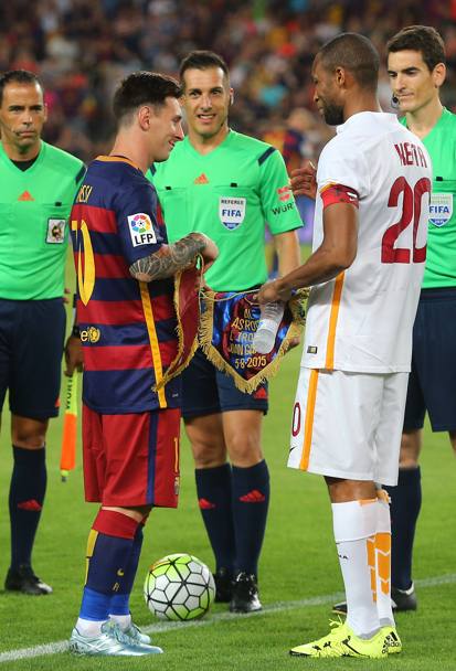 I due capitani e vecchi compagni: Leo Messi e Seydou Keita. Ap